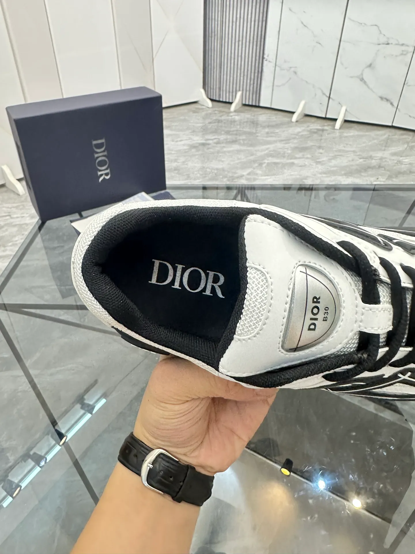 Men's shoes: 💰P400¥ Available in Guangzhou Product trademark: Dior* "Dior*" low-top casual shoes Regular size: 35-46 (can be customized to 47) Couple style Product materials: Upper imported cowhide stitched with original fabric, breathable lining, ultra-light foam original outsole. No.: 007